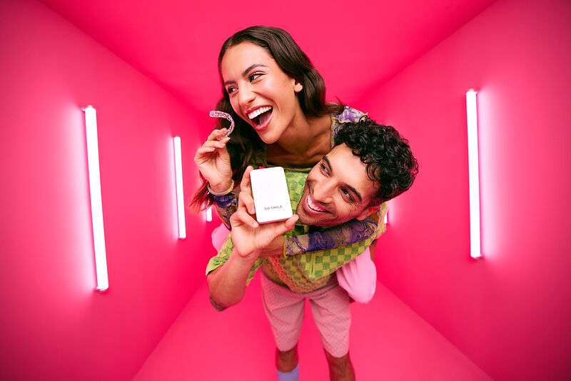 [CRO] Woman - Man - Brunettes - Colorfull clothes - Case - Aligner - Smile - Looking left - Pink - Light - Background - Desktop