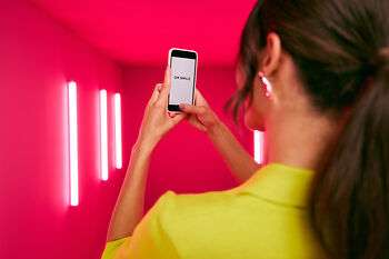 [CRO] Phone - Mobile - APP - Women - DR SMILE - Pink - Light - Background - Mobile