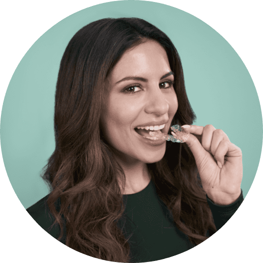 Mulher a retirar o seu alinhador dentário DR SMILE, imagem de bolha